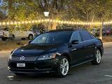 Volkswagen Passat 2015 года за 3 400 000 тг. в Уральск – фото 2