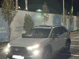 Toyota RAV4 2021 года за 16 000 000 тг. в Актобе – фото 2