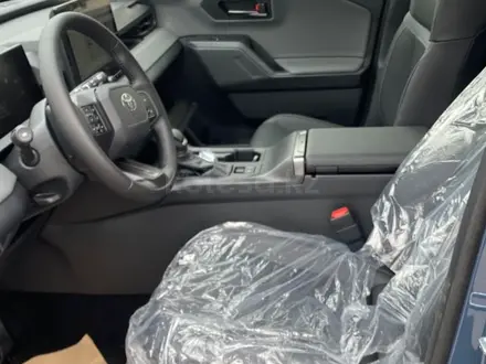 Toyota RAV4 Luxe 2026 года за 25 190 000 тг. в Актобе – фото 15