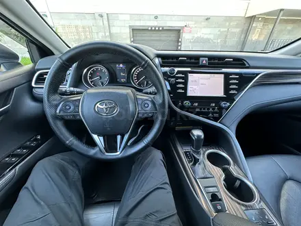 Toyota Camry 2018 года за 12 900 000 тг. в Уральск – фото 10