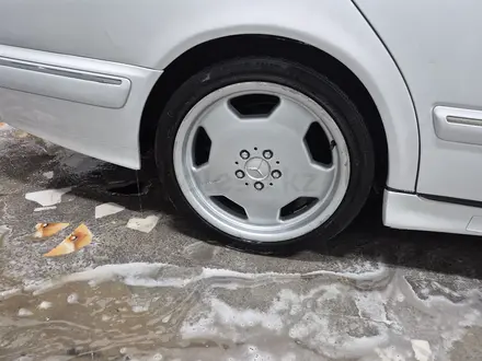 Mercedes-Benz E 320 2000 года за 4 800 000 тг. в Актау – фото 2