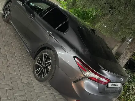 Toyota Camry 2018 года за 12 200 000 тг. в Усть-Каменогорск – фото 3