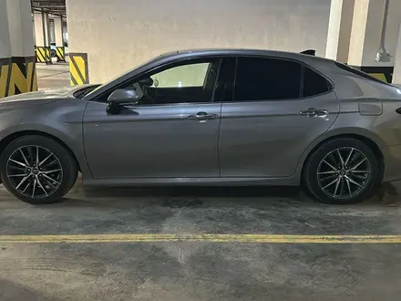 Toyota Camry 2022 года за 13 000 000 тг. в Астана – фото 3