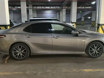 Toyota Camry 2022 года за 13 000 000 тг. в Астана – фото 4