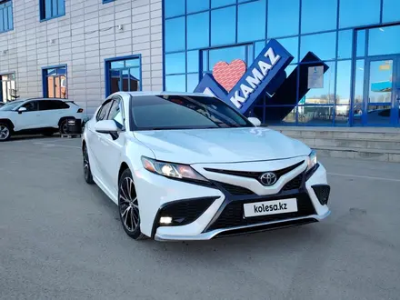 Toyota Camry 2018 года за 12 000 000 тг. в Актобе – фото 8