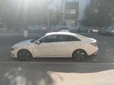 Hyundai Elantra 2024 года за 8 900 000 тг. в Атырау – фото 2