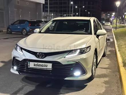 Toyota Camry 2021 года за 16 700 000 тг. в Атырау