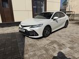 Toyota Camry 2021 года за 16 400 000 тг. в Алматы – фото 2