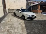 Toyota Camry 2021 года за 16 400 000 тг. в Алматы – фото 3