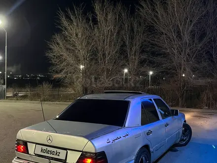 Mercedes-Benz E 200 1993 года за 1 700 000 тг. в Жезказган – фото 2