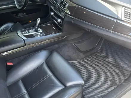 BMW 750 2010 года за 9 500 000 тг. в Астана – фото 3
