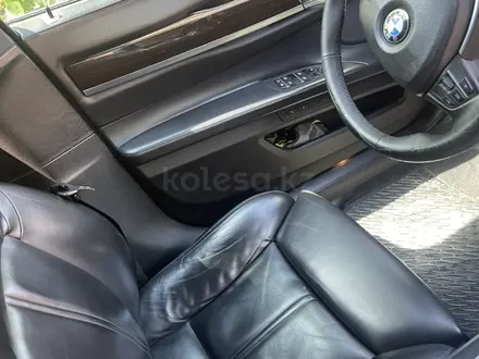 BMW 750 2010 года за 9 500 000 тг. в Астана – фото 2