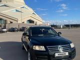 Volkswagen Touareg 2004 года за 5 000 000 тг. в Астана – фото 2