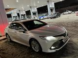 Toyota Camry 2018 года за 16 000 000 тг. в Уральск – фото 2