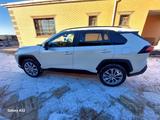 Toyota RAV4 2022 годаfor18 950 000 тг. в Жанаозен – фото 4