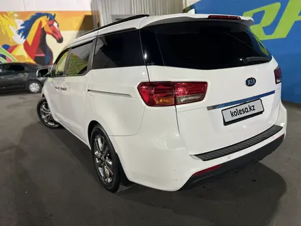 Kia Carnival 2015 года за 9 000 000 тг. в Шымкент – фото 6