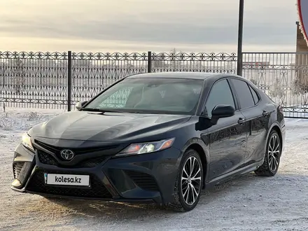 Toyota Camry 2019 года за 10 900 000 тг. в Актобе – фото 2