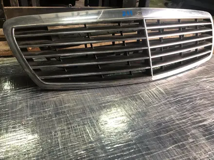 Решетка радиатора от Авангарда на Mercedes e320 w211 за 30 000 тг. в Алматы