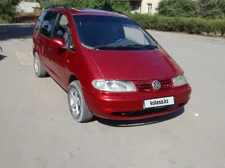 Volkswagen Sharan 1996 года за 1 500 000 тг. в Алматы – фото 2