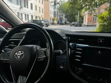 Toyota Camry 2018 года за 11 800 000 тг. в Астана – фото 15