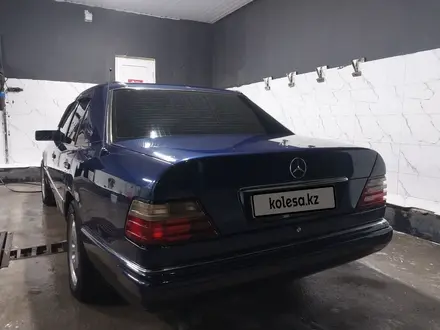 Mercedes-Benz E 220 1995 года за 2 450 000 тг. в Кызылорда – фото 3
