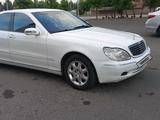 Mercedes-Benz S 320 2000 года за 3 300 000 тг. в Талдыкорган – фото 2