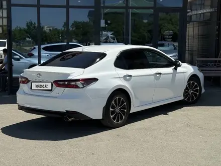 Toyota Camry 2022 года за 12 400 000 тг. в Актау – фото 2