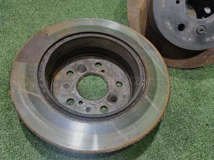 Оригинальный задний тормозной диск на Toyota Camry 40 за 10 000 тг. в Алматы – фото 2
