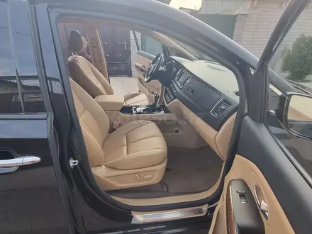 Kia Carnival 2015 года за 12 300 000 тг. в Шымкент – фото 19