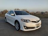 Toyota Camry 2014 года за 4 700 000 тг. в Актобе – фото 2