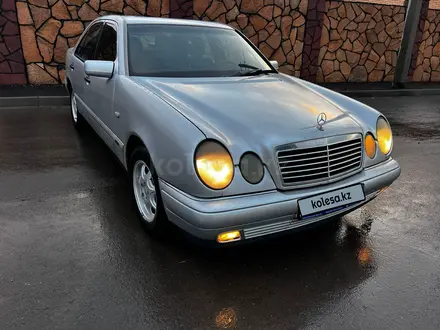 Mercedes-Benz E 230 1996 года за 3 300 000 тг. в Астана