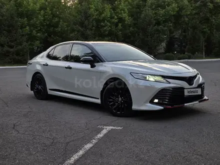 Toyota Camry 2021 года за 13 500 000 тг. в Караганда – фото 2