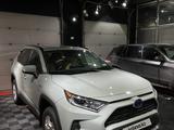 Toyota RAV4 2021 года за 17 500 000 тг. в Астана – фото 2