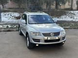 Volkswagen Touareg 2007 года за 7 650 000 тг. в Алматы – фото 2