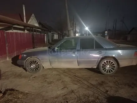 Mercedes-Benz E 230 1987 года за 2 500 000 тг. в Уральск – фото 2