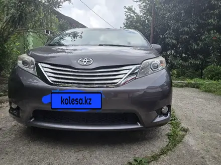 Toyota Sienna 2015 года за 10 200 000 тг. в Актобе – фото 2