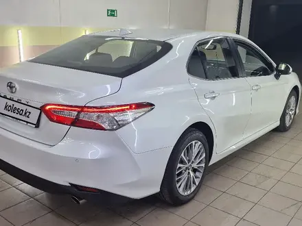 Toyota Camry 2018 года за 13 000 000 тг. в Алматы – фото 4