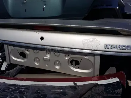 Крышка багажника со спойлером на Мазда 626 (переходка) за 15 000 тг. в Семей