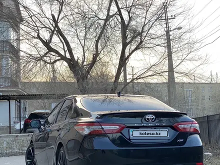 Toyota Camry 2019 года за 11 700 000 тг. в Актобе – фото 3