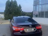 Toyota Camry 2018 года за 6 600 000 тг. в Уральск – фото 2