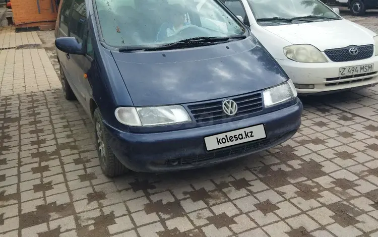 Volkswagen Sharan 1996 года за 1 800 000 тг. в Астана