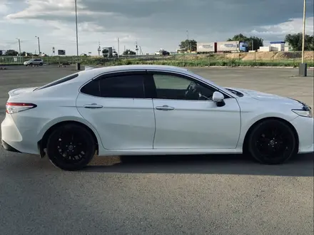 Toyota Camry 2021 года за 11 500 000 тг. в Уральск – фото 4