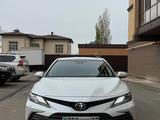 Toyota Camry 2023 года за 15 350 000 тг. в Уральск