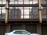 Toyota Camry 2023 года за 15 350 000 тг. в Уральск – фото 3