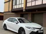 Toyota Camry 2023 года за 15 350 000 тг. в Уральск – фото 2