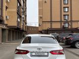 Toyota Camry 2023 года за 15 350 000 тг. в Уральск – фото 5