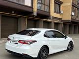 Toyota Camry 2023 года за 15 350 000 тг. в Уральск – фото 4