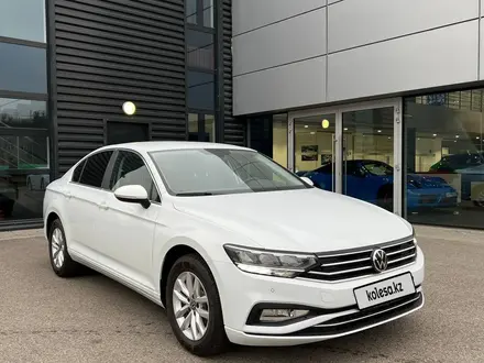 Volkswagen Passat 2022 года за 15 500 000 тг. в Алматы