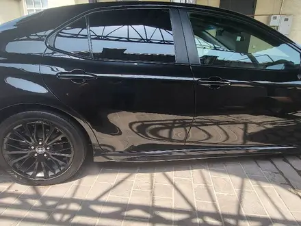 Toyota Camry 2019 года за 11 500 000 тг. в Тараз – фото 2