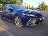 Toyota Camry 2023 года за 15 500 000 тг. в Актобе – фото 2